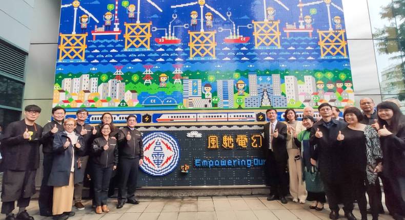 電幻1號所2週年 台電串連新北耶誕城 10萬顆積木打造巨型風機打卡牆
